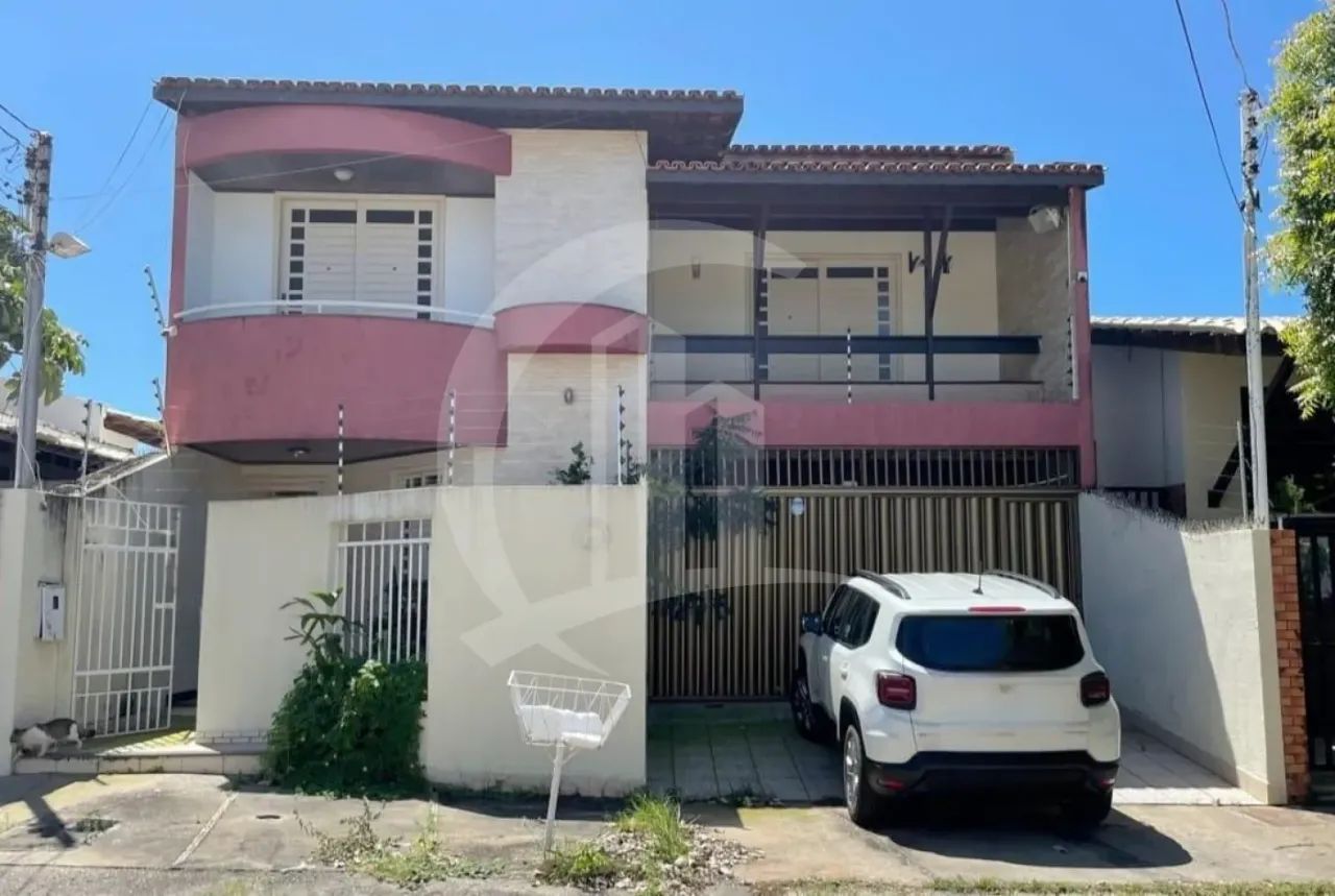 Casa à Venda no Bairro Farolândia Ampla, Confortável e Versáti