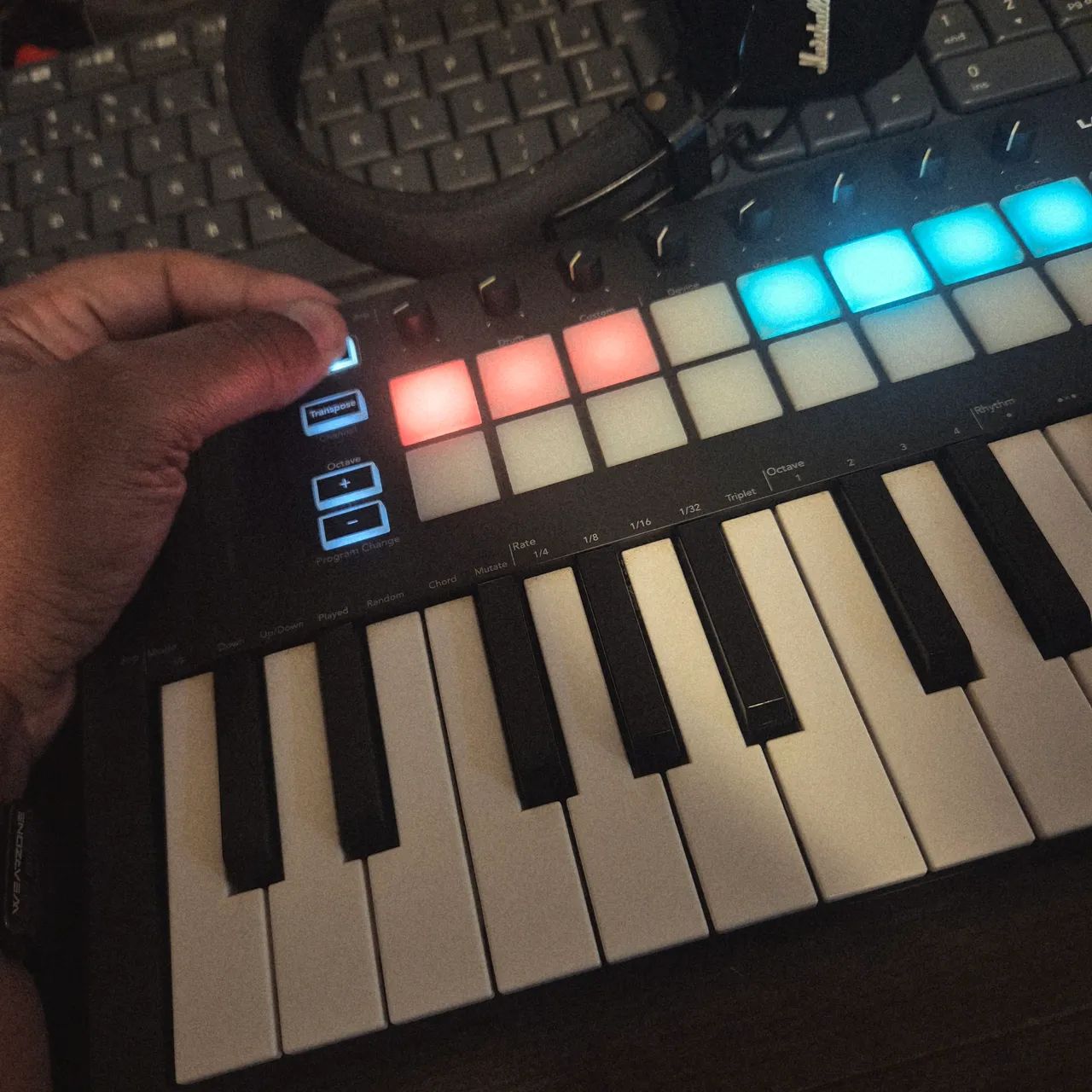 Controlador MIDI Novation Launchkey Mini MK3 - Foto 3