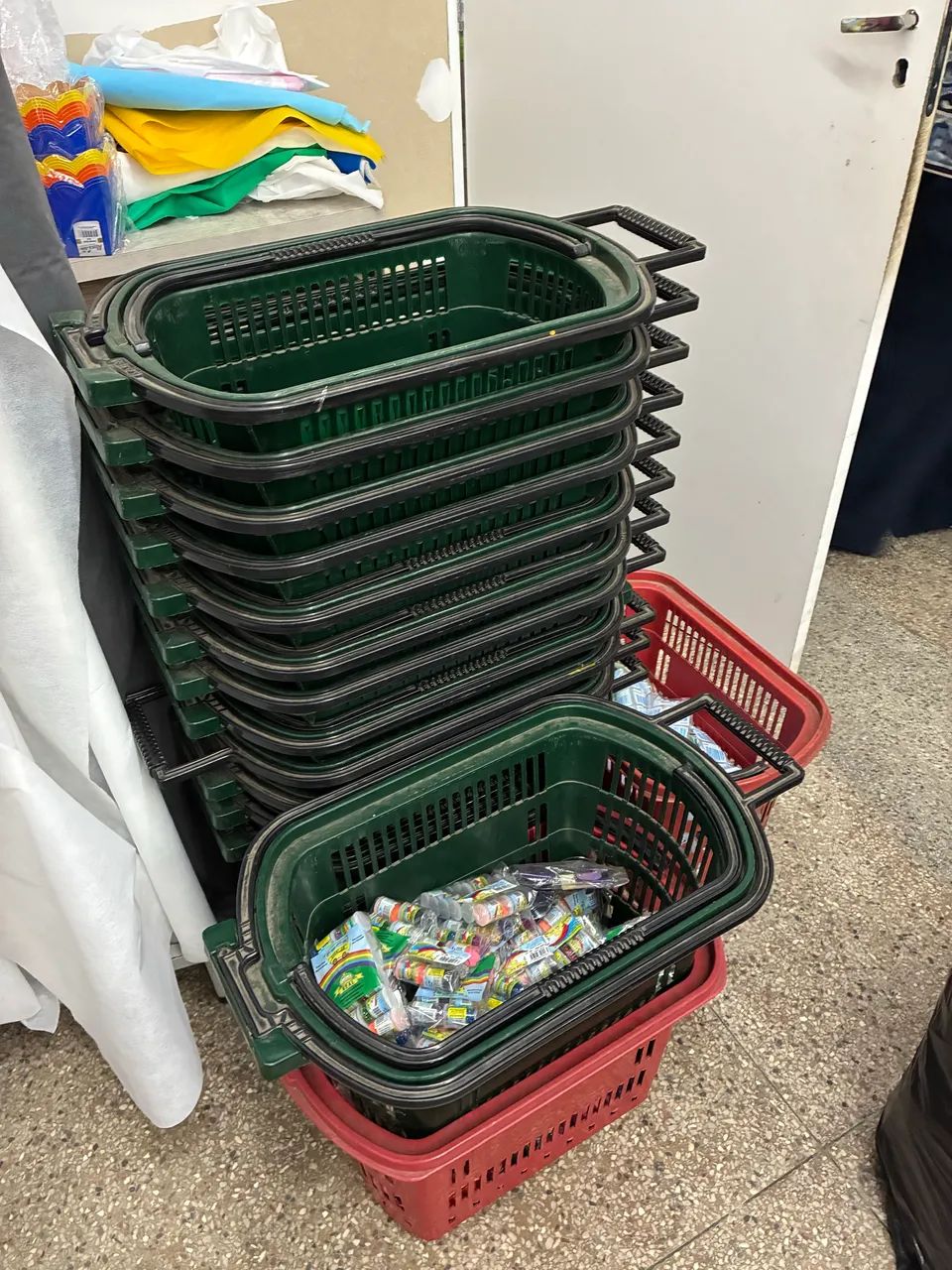 Cesto plástico de compras com rodas e alça mercado