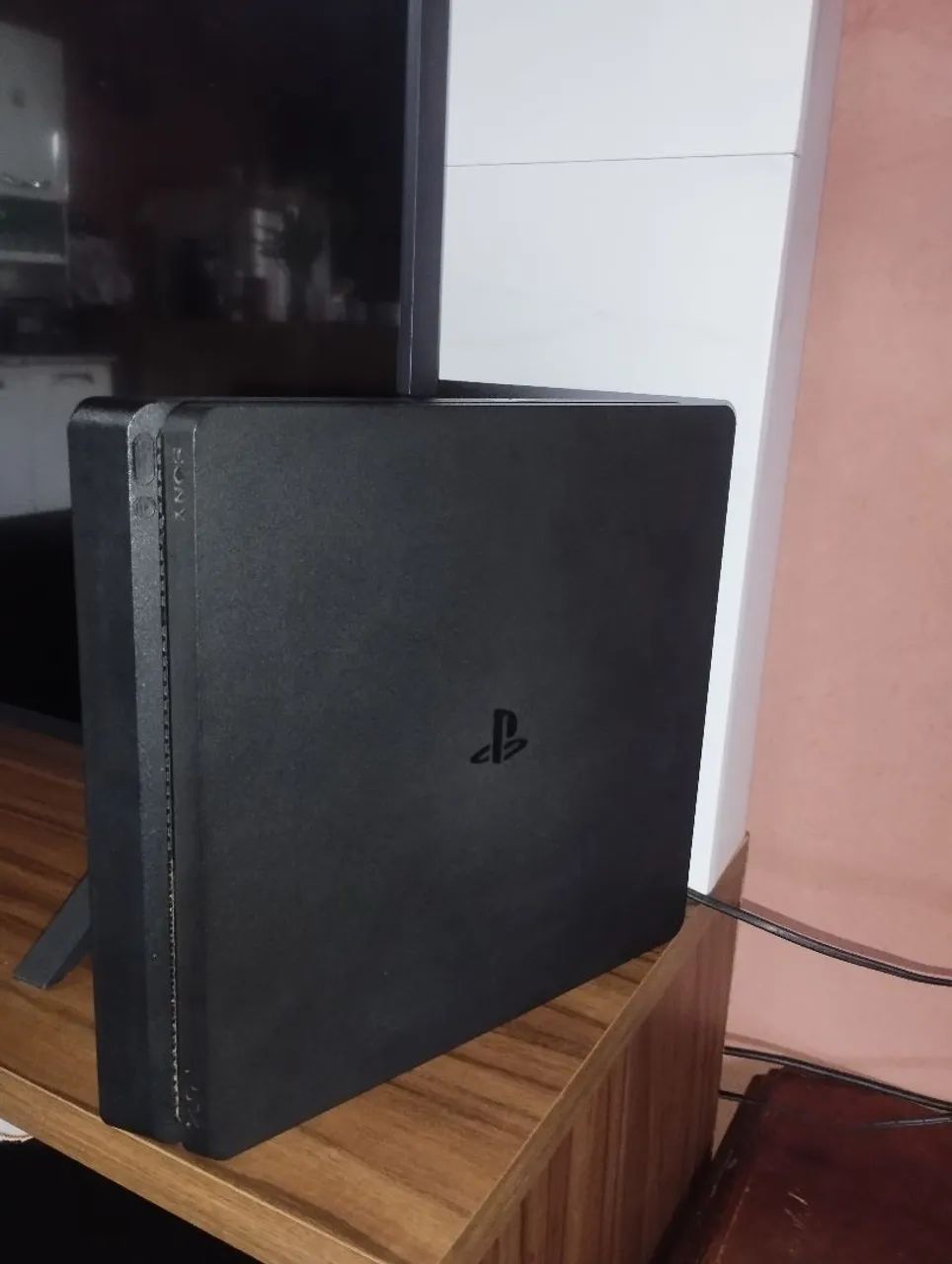 PS 4 SLIM DE 1TR + 2 CONTROLES E 2 JOGOS NA CAIXA  - Foto 2