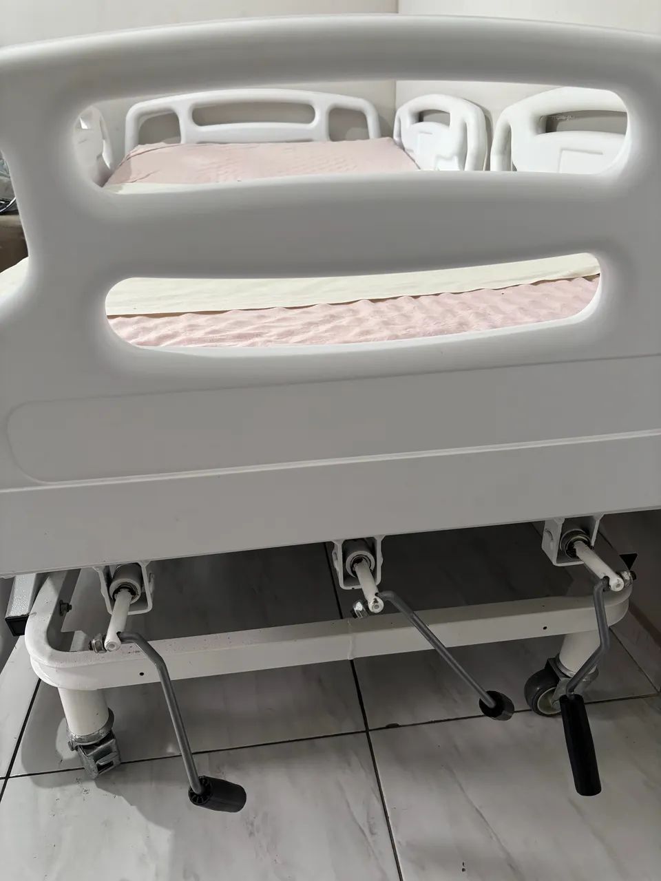 Cama hospitalar ajustável a manivela - Foto 4