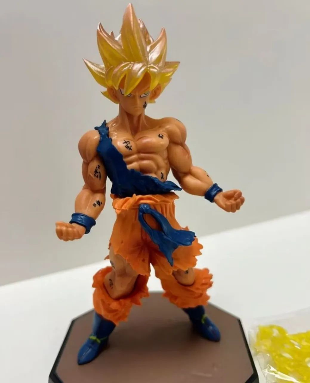 Goku Super Saiyajin Dragon Ball com Base e Efeitos - Foto 5