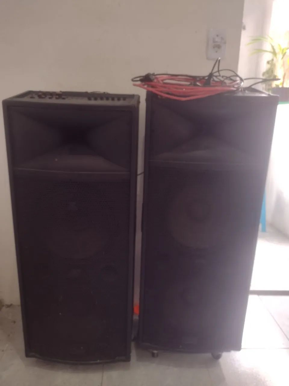2  caixas de som