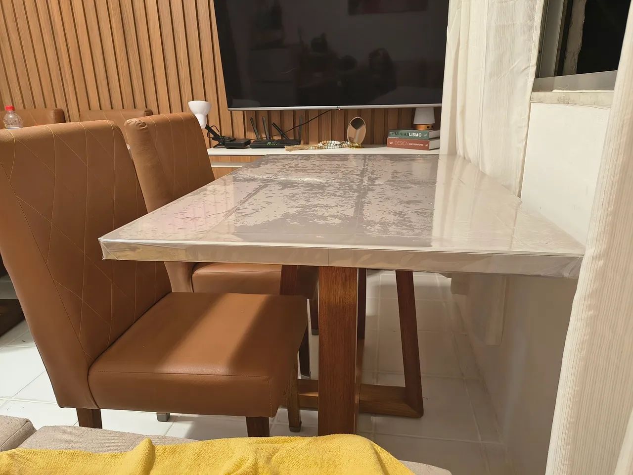 Vendo mesa de madeira com 4 cadeiras  - Foto 4