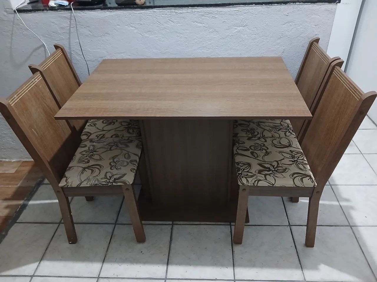 Mesa com 4 cadeiras  - Foto 2