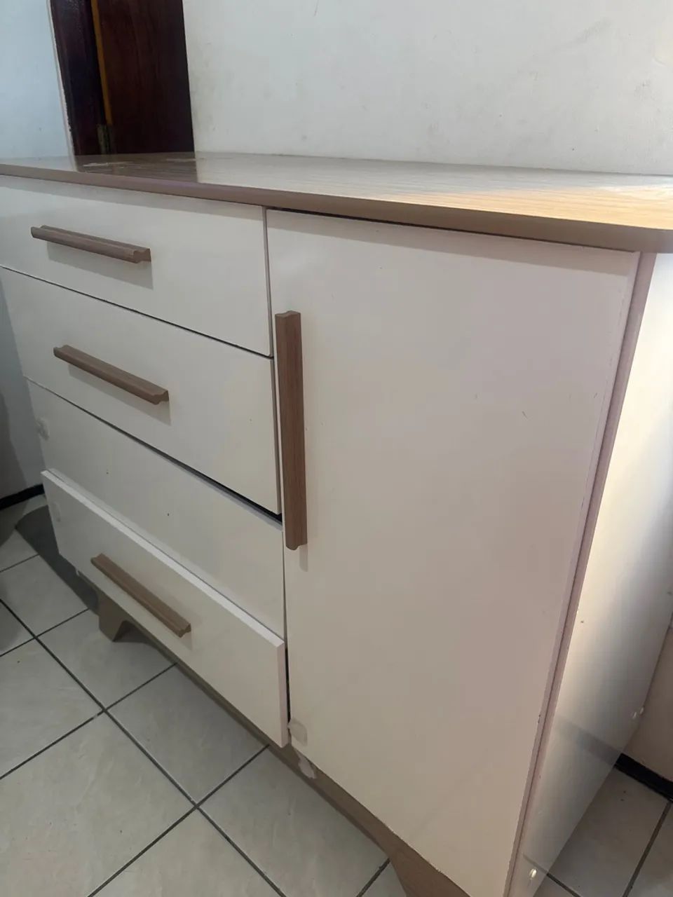 Cômoda semi nova 