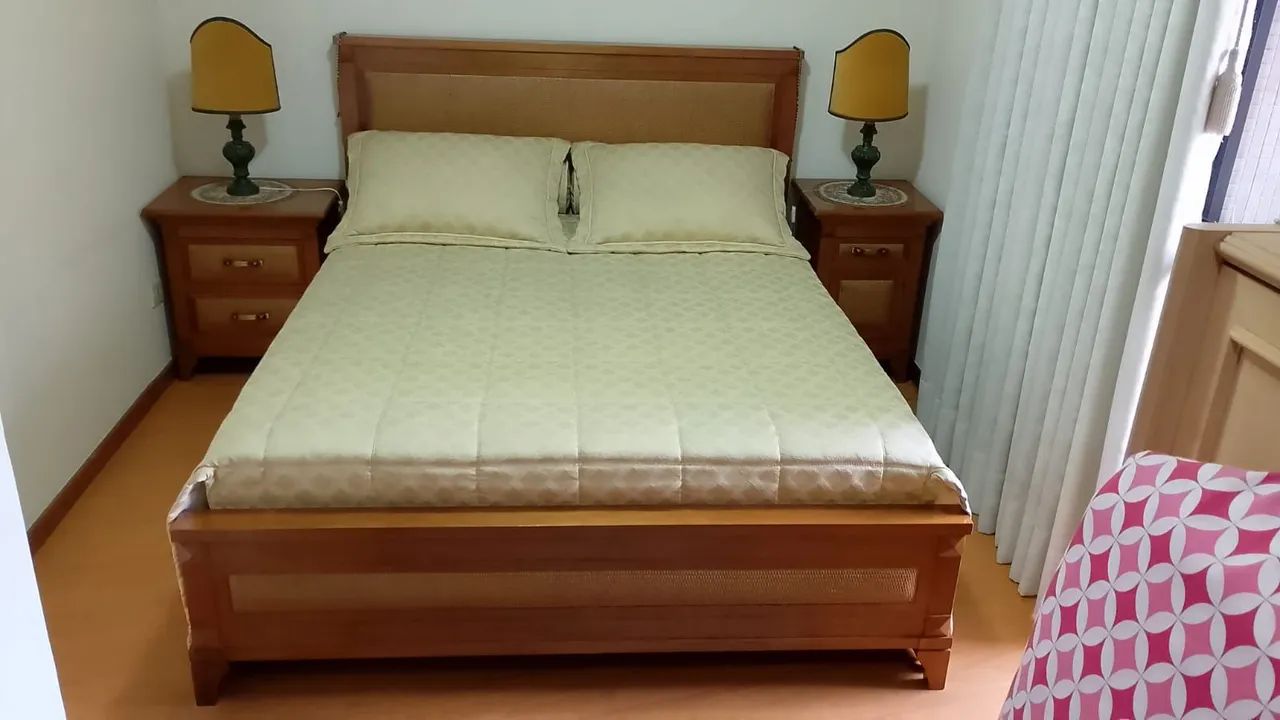 Conjunto de quarto com cama e duas mesas de cabeceira. - Foto 3