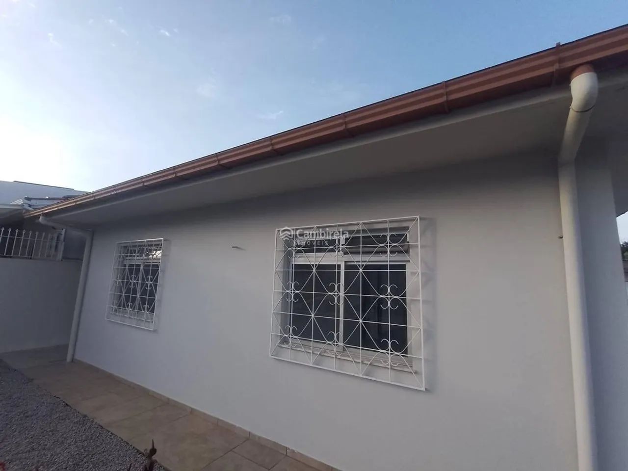 Casa para Alugar com 3 Dormitórios, Reformada e com Vaga para 2 Carros