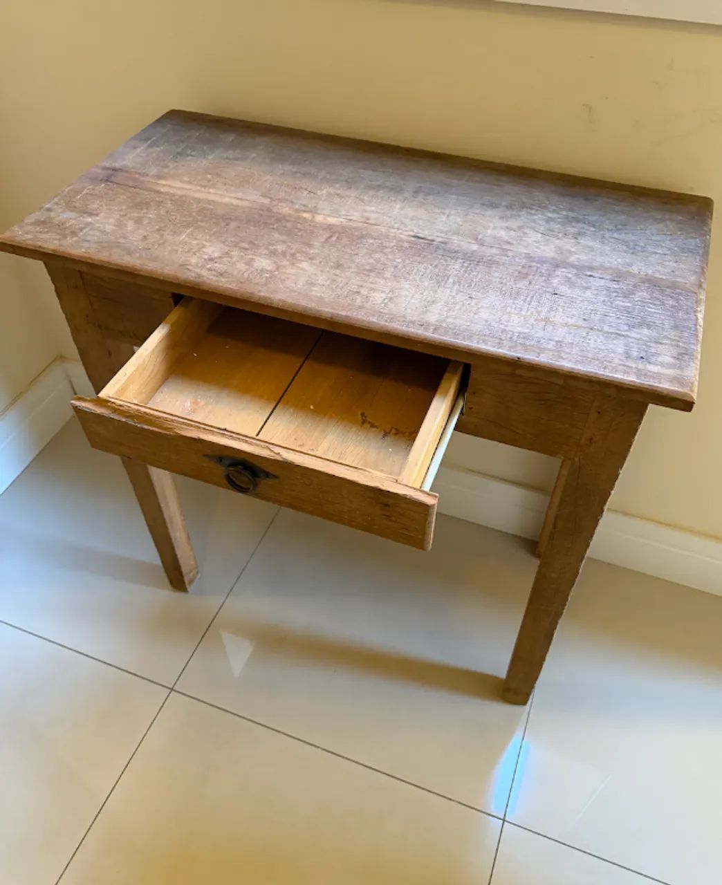 Mesa / Escrivaninha de Madeira Maciça Vintage com Gaveta - Foto 2