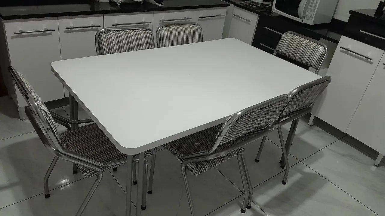 Mesa com 6 cadeiras 