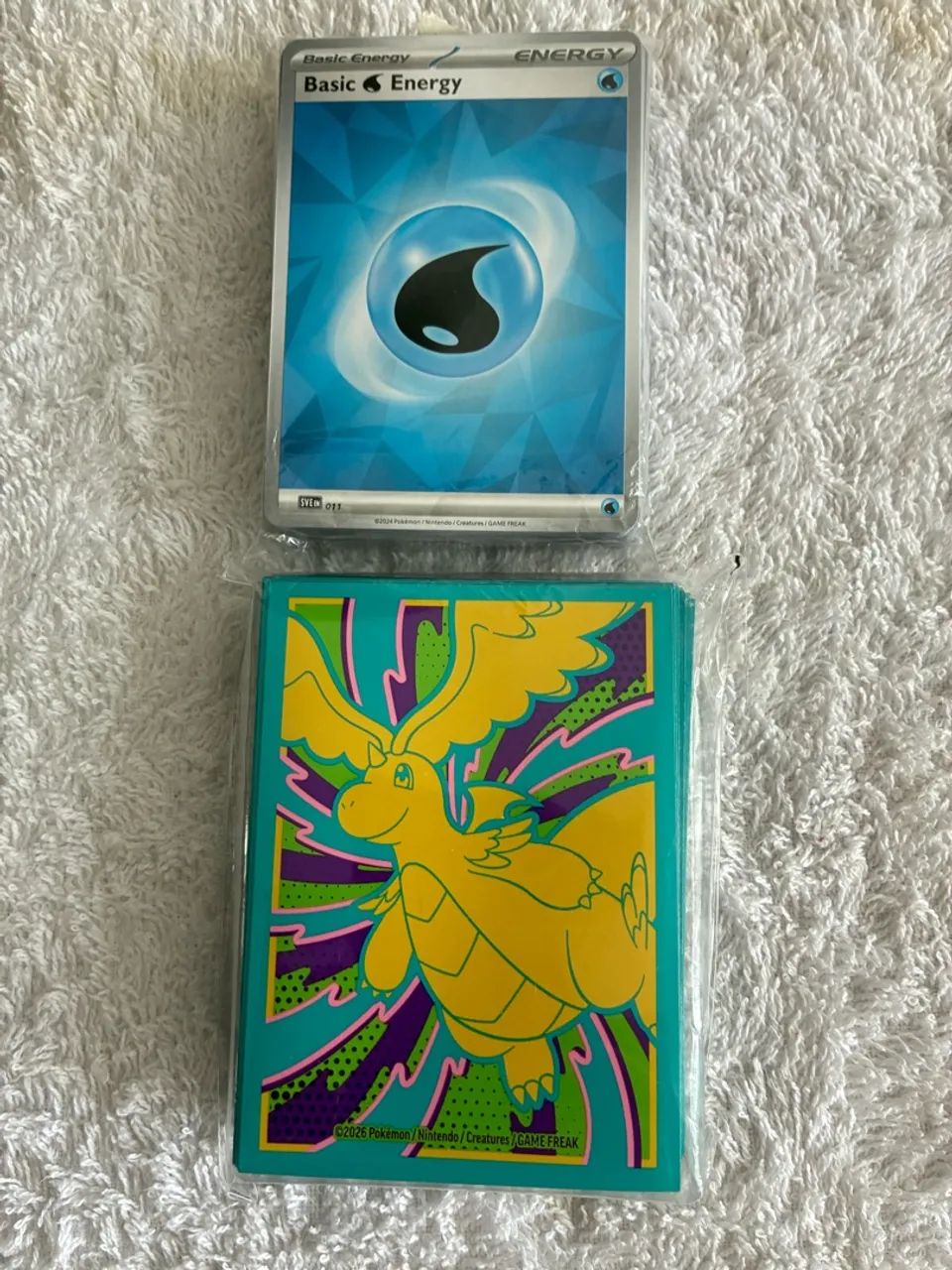 48 cartas Pokémon basic energy + 50 envelopes de proteção