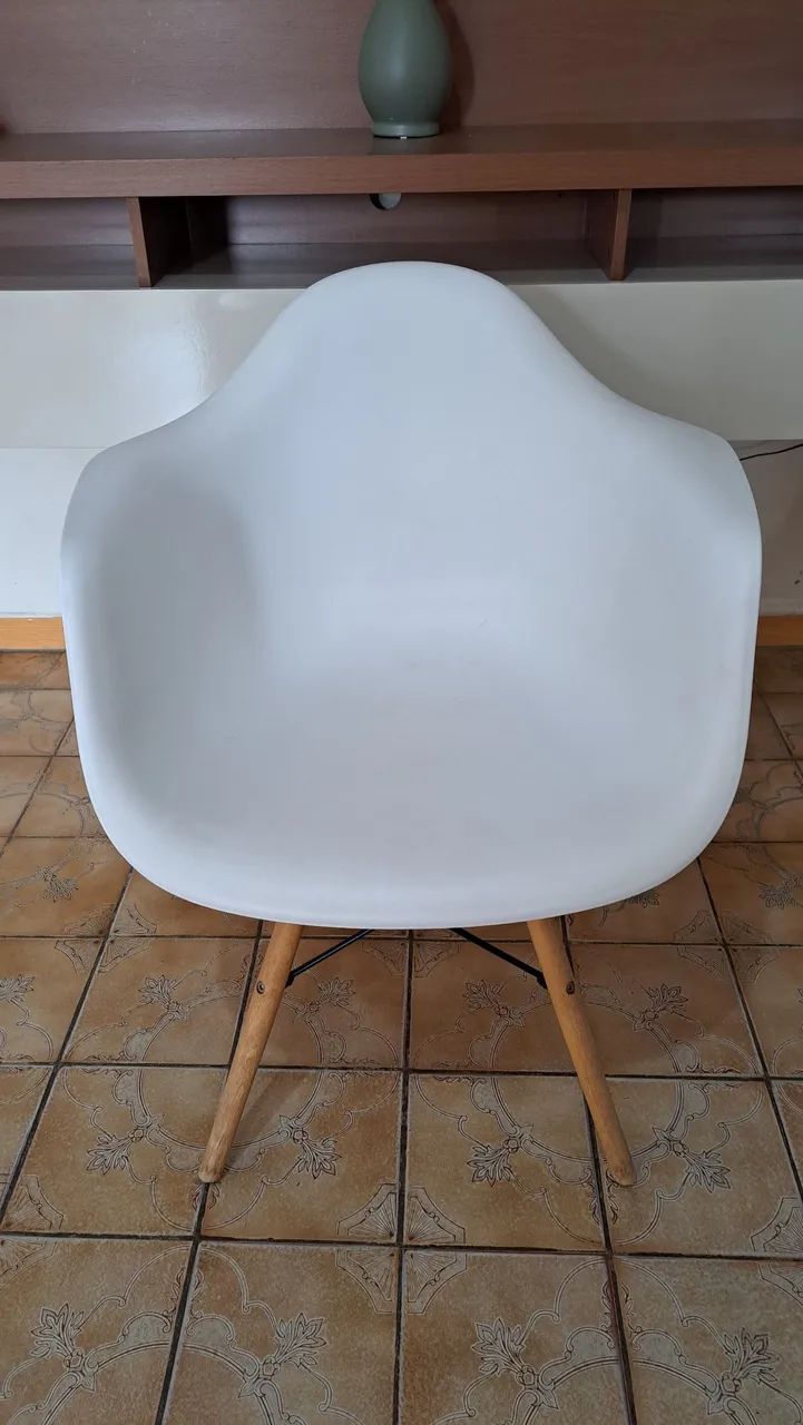 Cadeira Charles Eames Eiffel com braço 