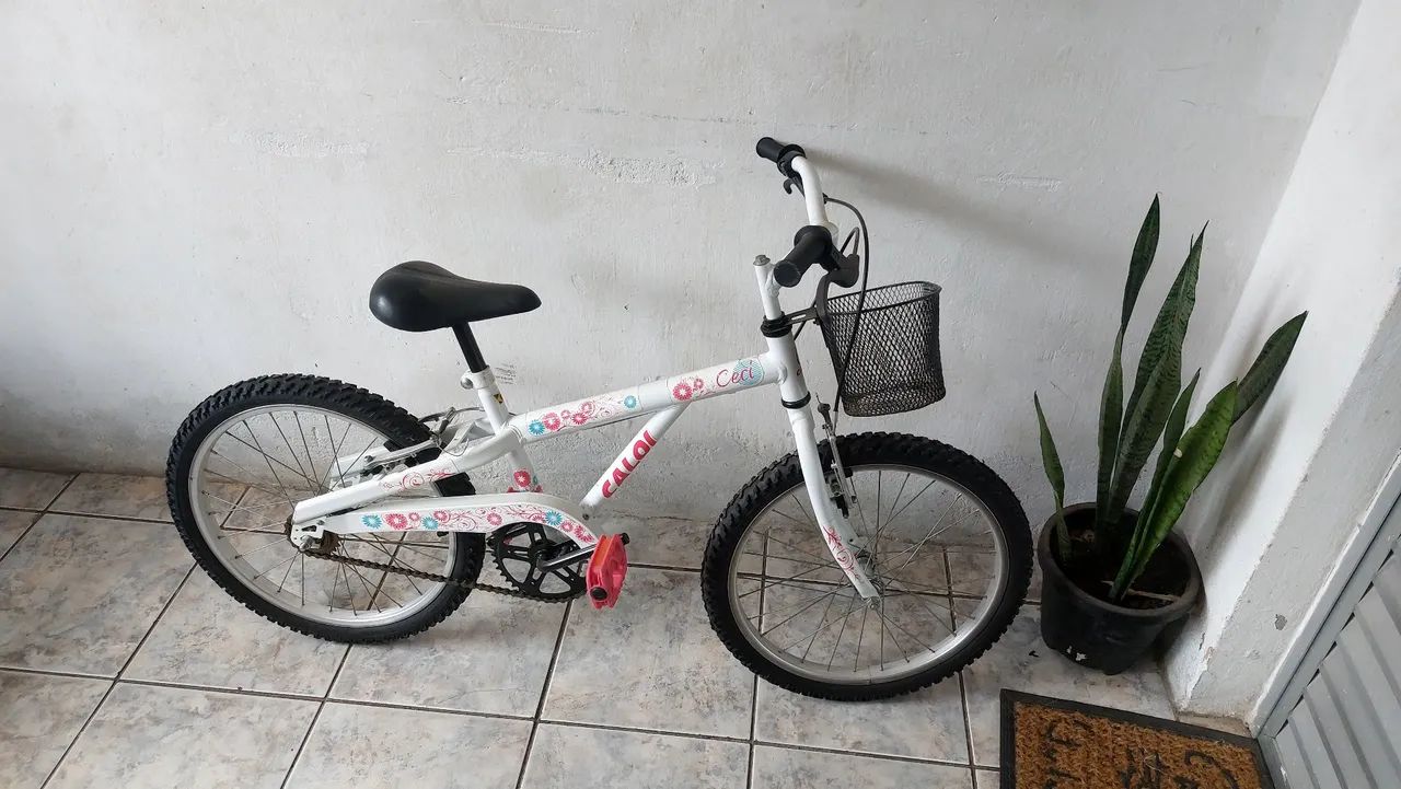 Vendo esta bicicleta bem conservada pouco tempo de uso,  número pra contato * 