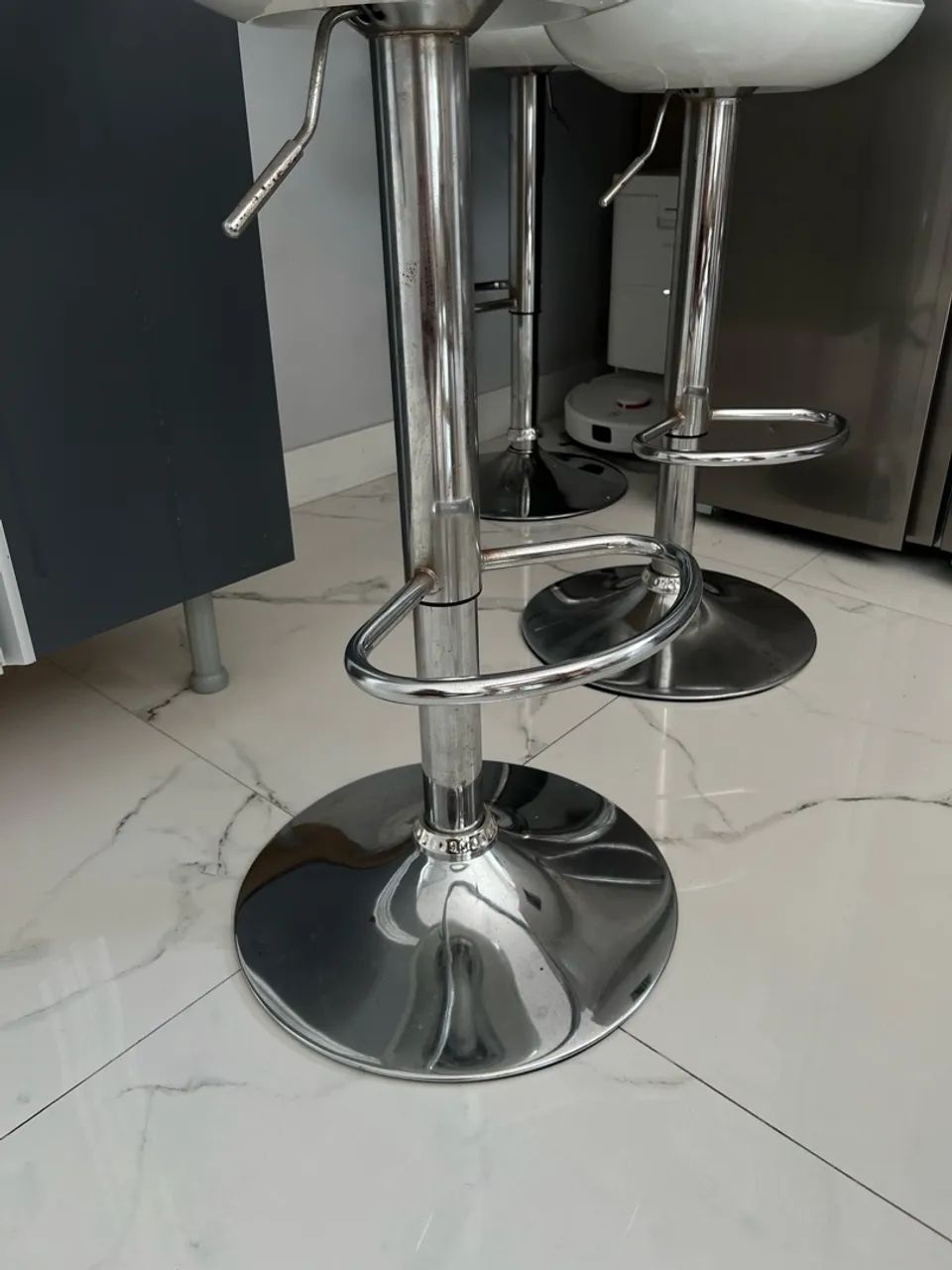 Conjunto 3 Banquetas altas giratórias com regulagem de altura - Foto 4