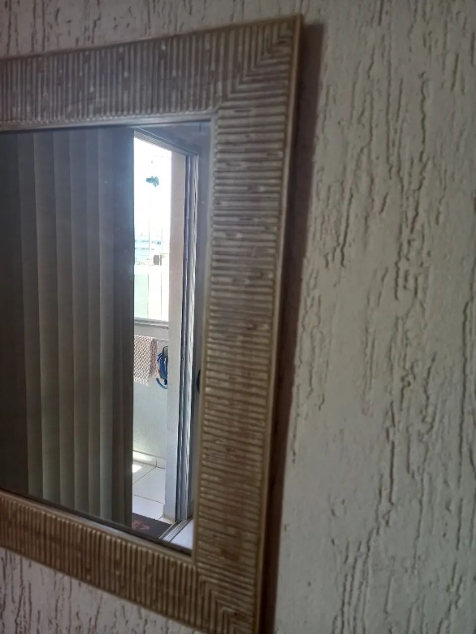 vendo espelho com moldura para sala na côr havana com as medidas de 0,94 cm x 0,44 largura