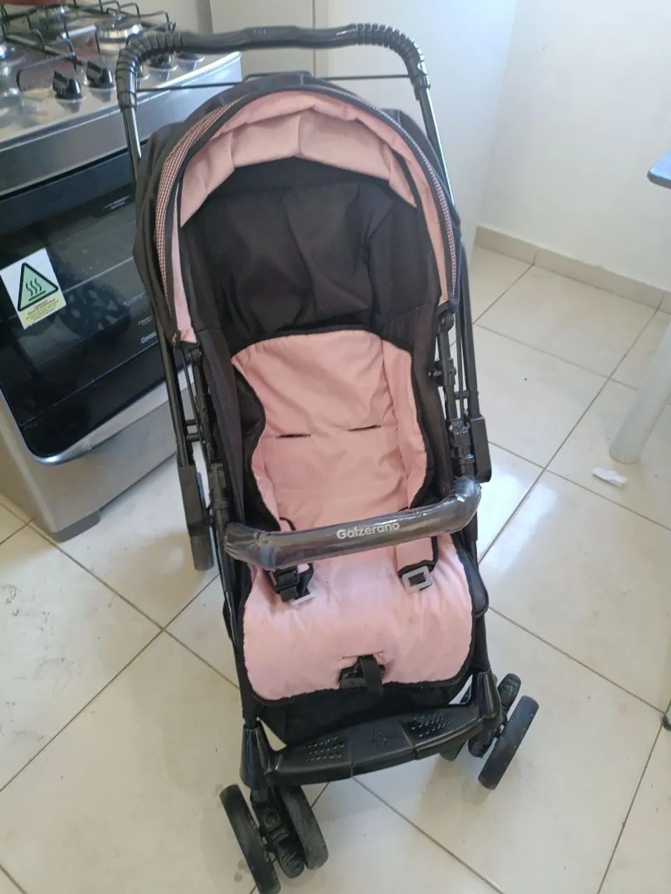 Vendo carrinho de bebê Galzerano bom e barato  - Foto 2