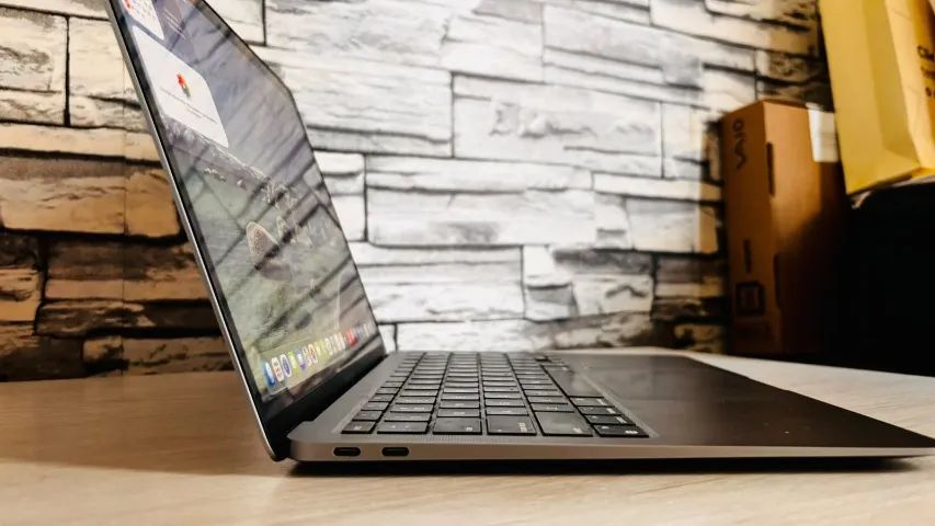 MacBook Air M1 2020 8GB / SSD 256GB / Octa-Core (8 núcleos de CPU