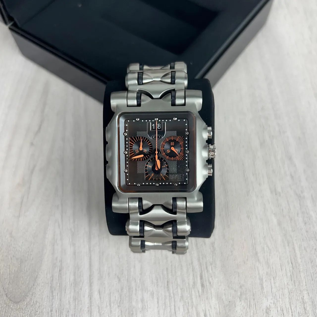 Oakley Time Machine Titanium Cronógrafo Preto e Laranja 50mm Novo