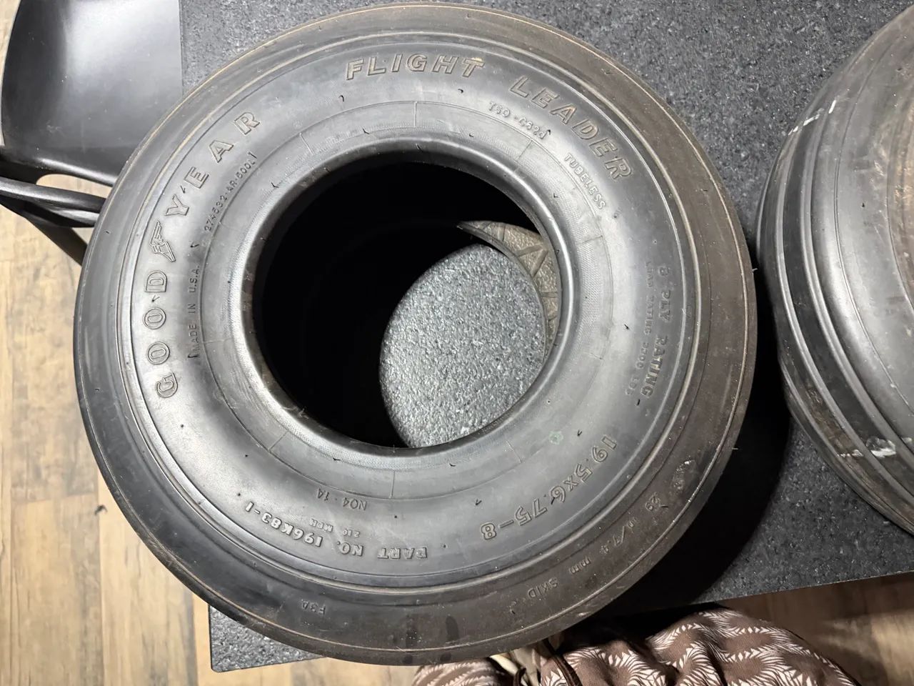 Vendo par de pneus Goodyear 19.5x6.75-8  - Foto 5