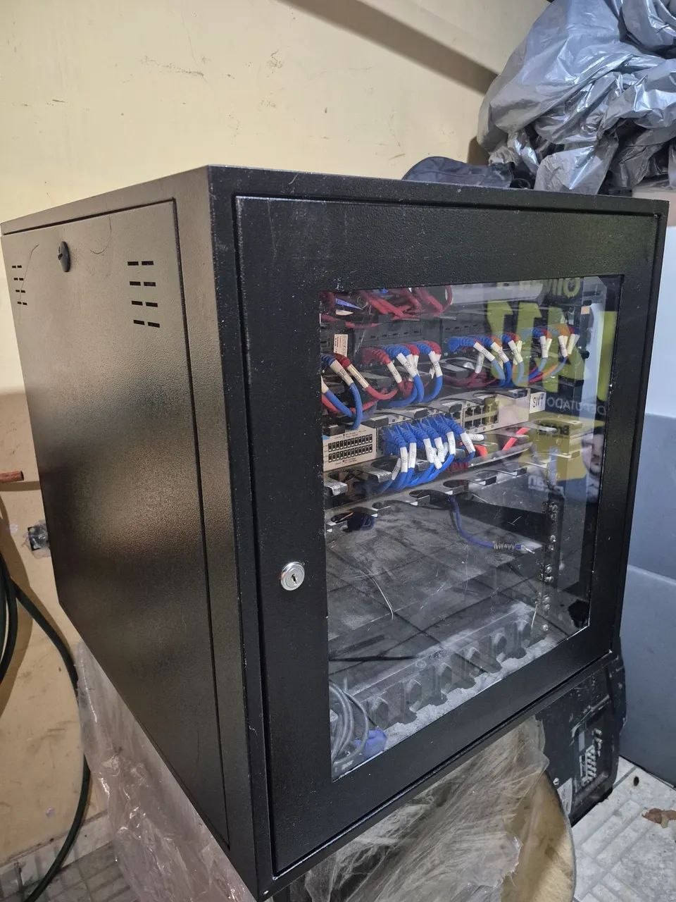 Rack servidor de parede + switch HP V1410-24