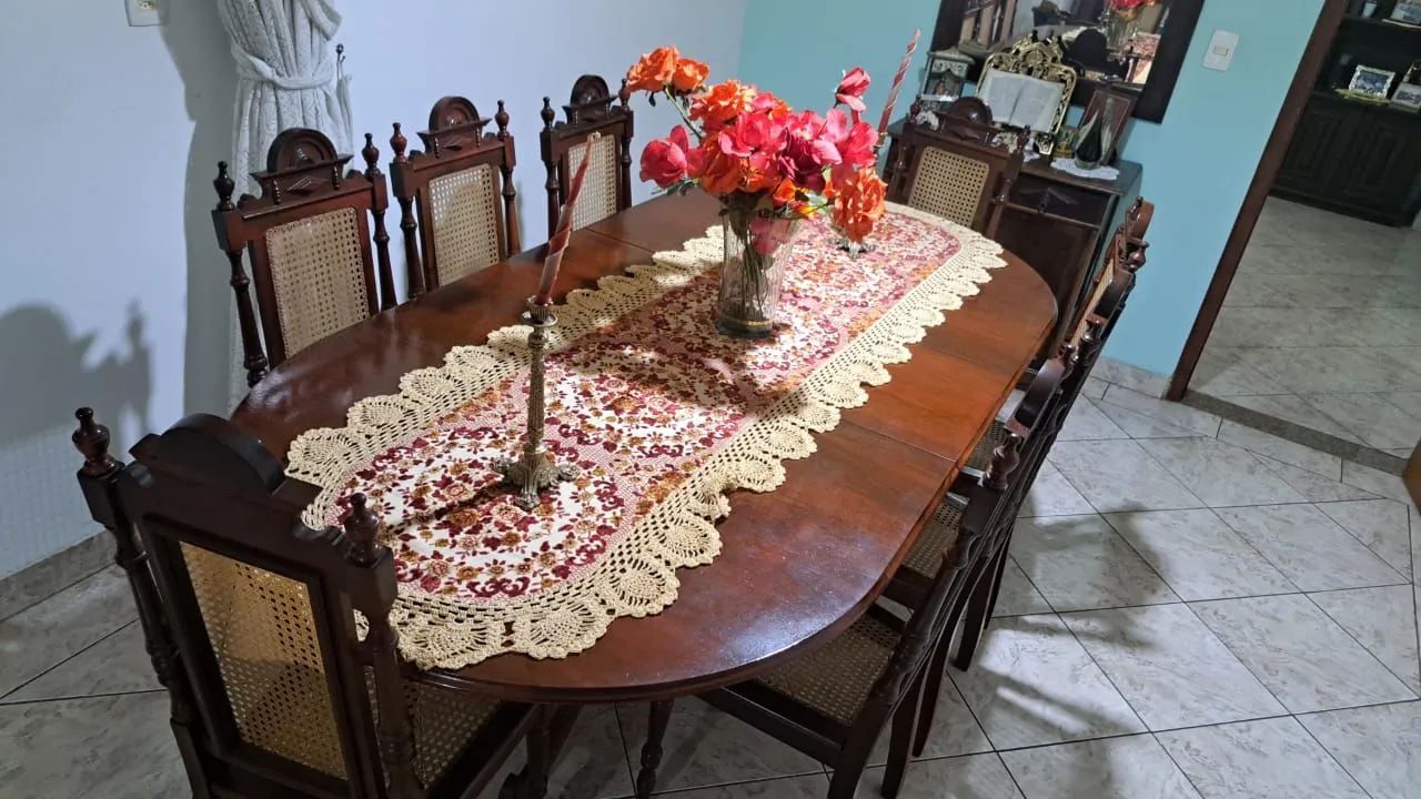 Mesa de jantar de madeira Maciça com 8 cadeiras - Foto 4