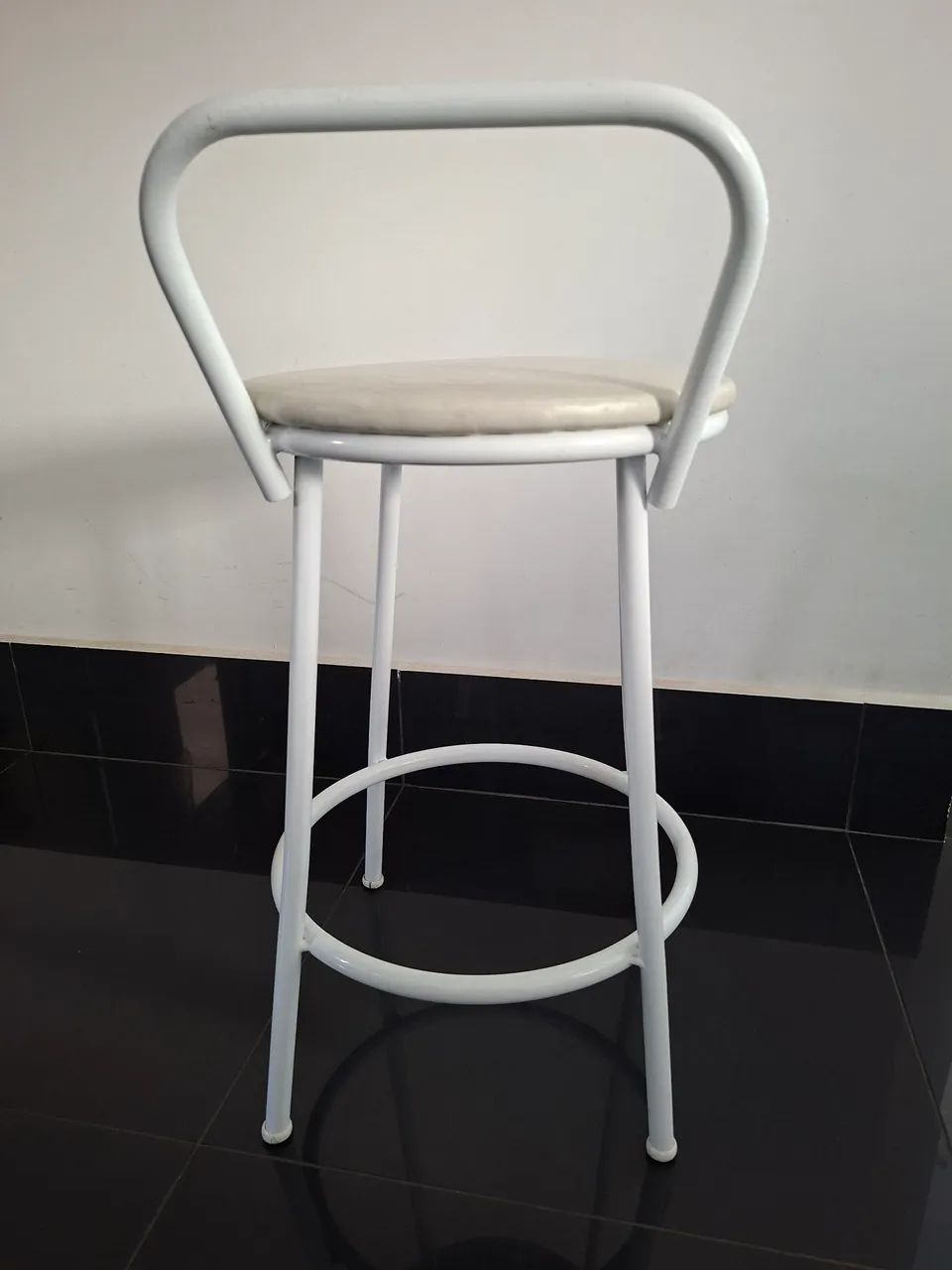 4 banquetas em ferro pintadas de branco com estofado em couruno - Foto 3