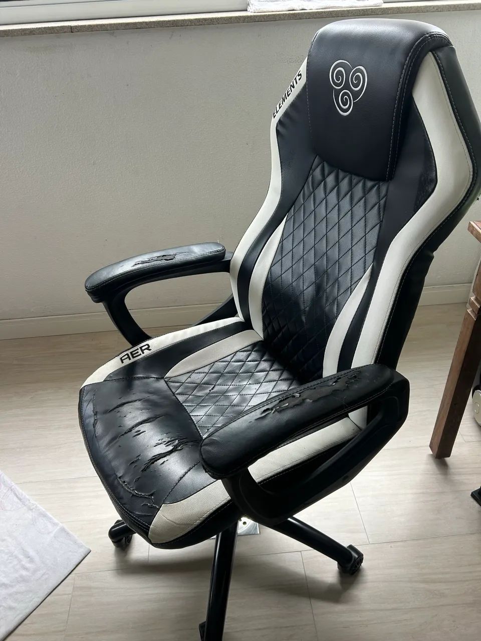 Cadeira gamer semi nova - Foto 4