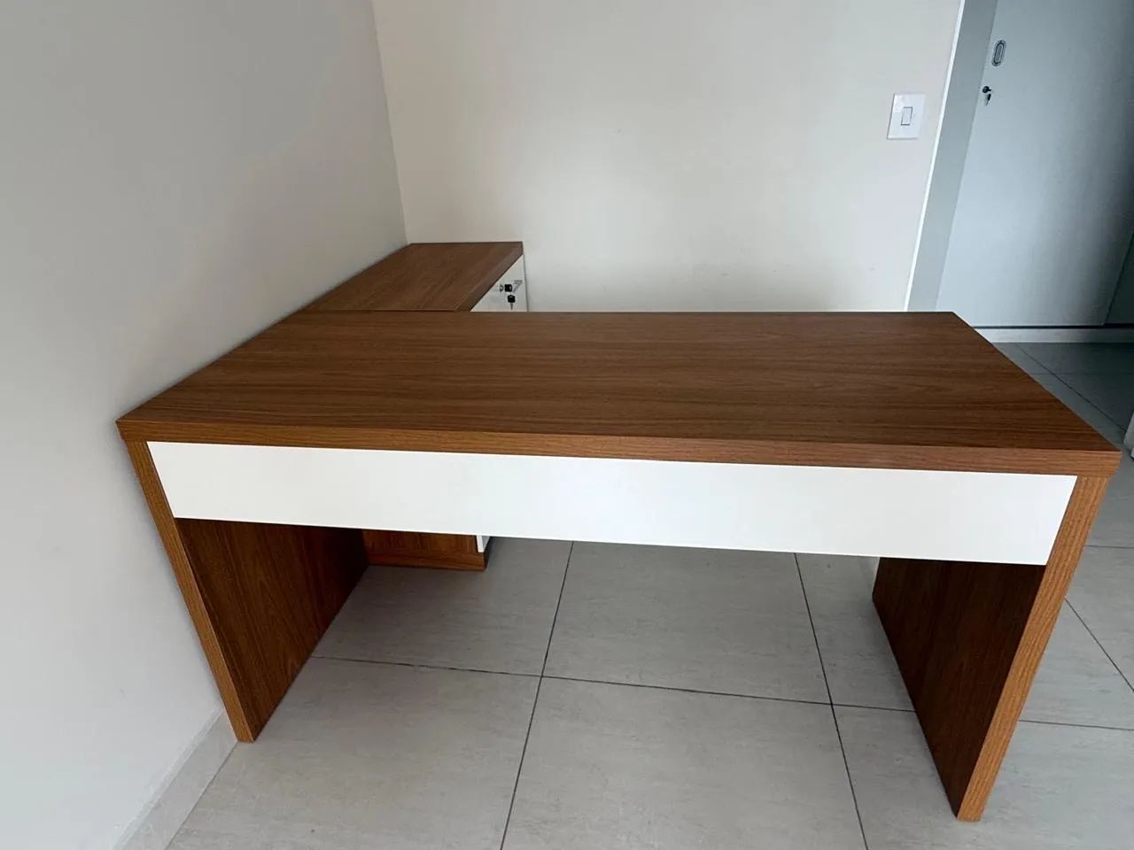 Mesa reta e móvel Tok&Stok 