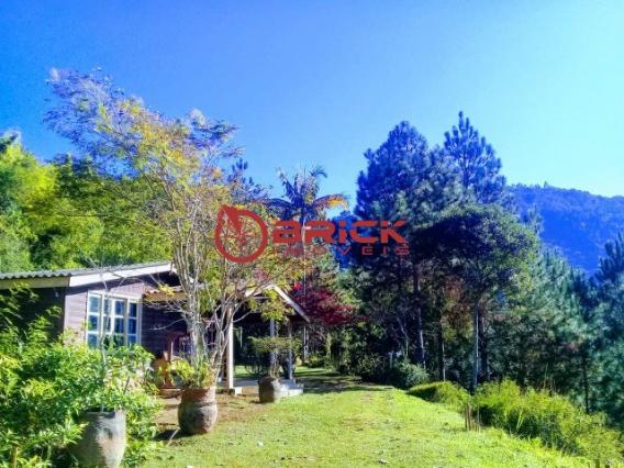 Sítio com 9740 mil m² com casa principal com 3 quartos em santa rita. teresópolis- rj.