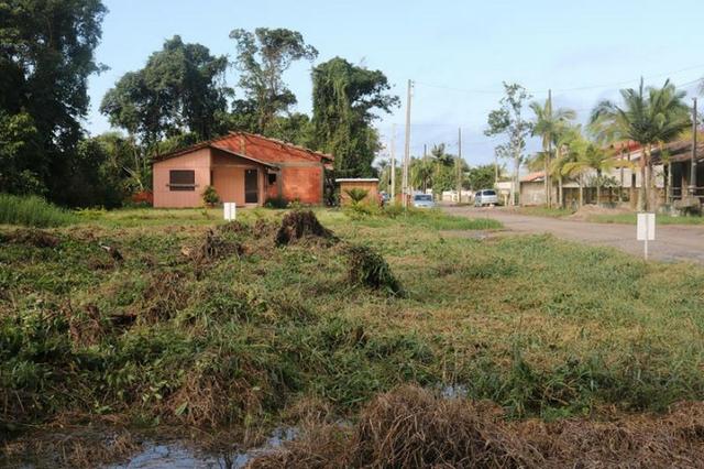 Terreno de esquina medindo 384 m² localizado na praia da Barra do Saí !!