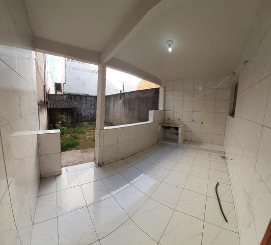 Alugo casa com garagem