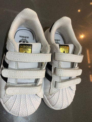 Tênis Adidas Superstars
