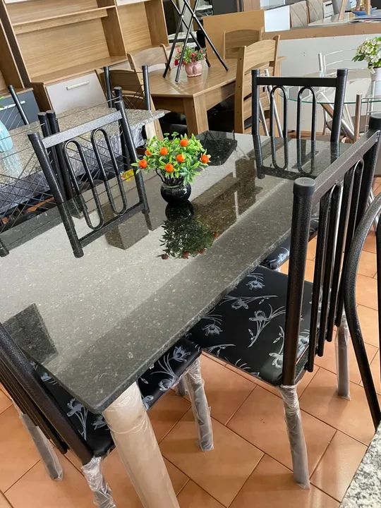Mesa de Granito Com 04 Cadeiras Nova 