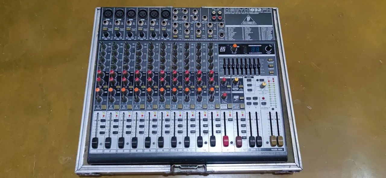 Behringer XENYX1832FX único dono, pouco uso. Só venda, preço na BLACK FRIDAY!
