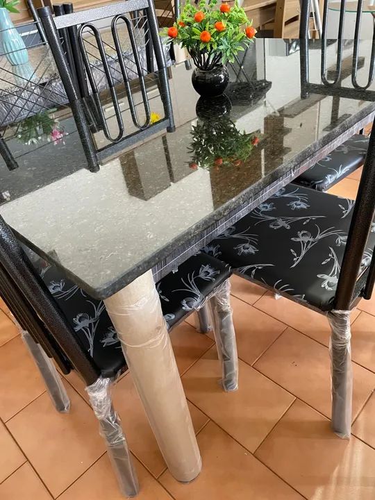 Mesa de Granito Com 04 Cadeiras Nova  - Foto 3