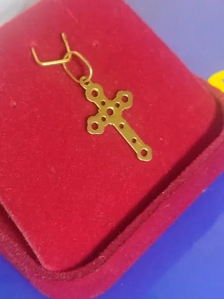 Pingente Cruz 20 mm Ouro 18 Kilates Peso 0.40 Grama                                        - Foto 2