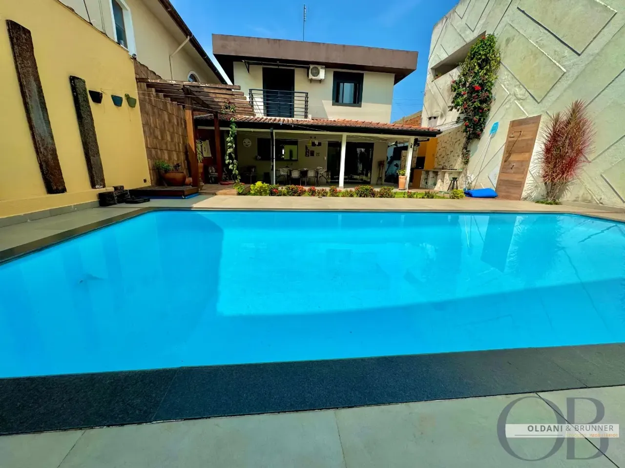 CASA COM PISCINA NO CENTRO DE UBATUBA