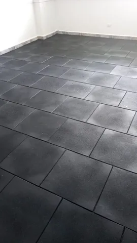 Piso borracha 50x50cm 15mm preto emborrachado R$18,95
