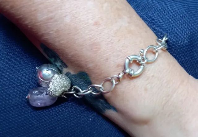 Pulseira de Prata Polida com Balangandãs (bolinha, coração e pedra lilás) - Foto 2