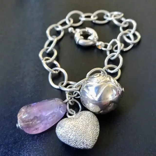 Pulseira de Prata Polida com Balangandãs (bolinha, coração e pedra lilás) - Foto 4