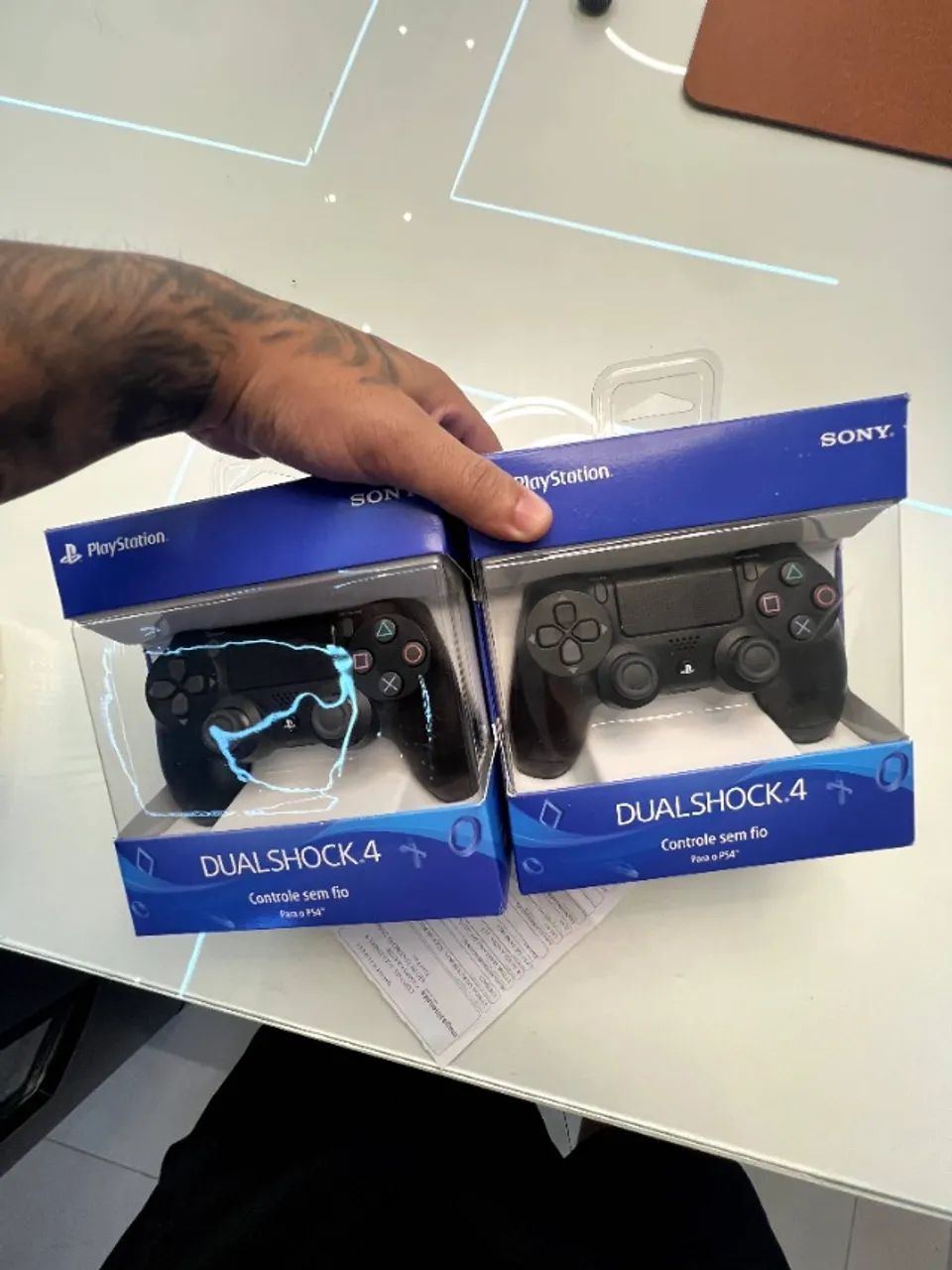 2 CONTROLES DE PS4 ORIGINAL SONY - NOVO - Foto 2