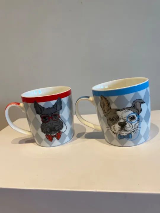 Dois taças com imagens de cachorros 