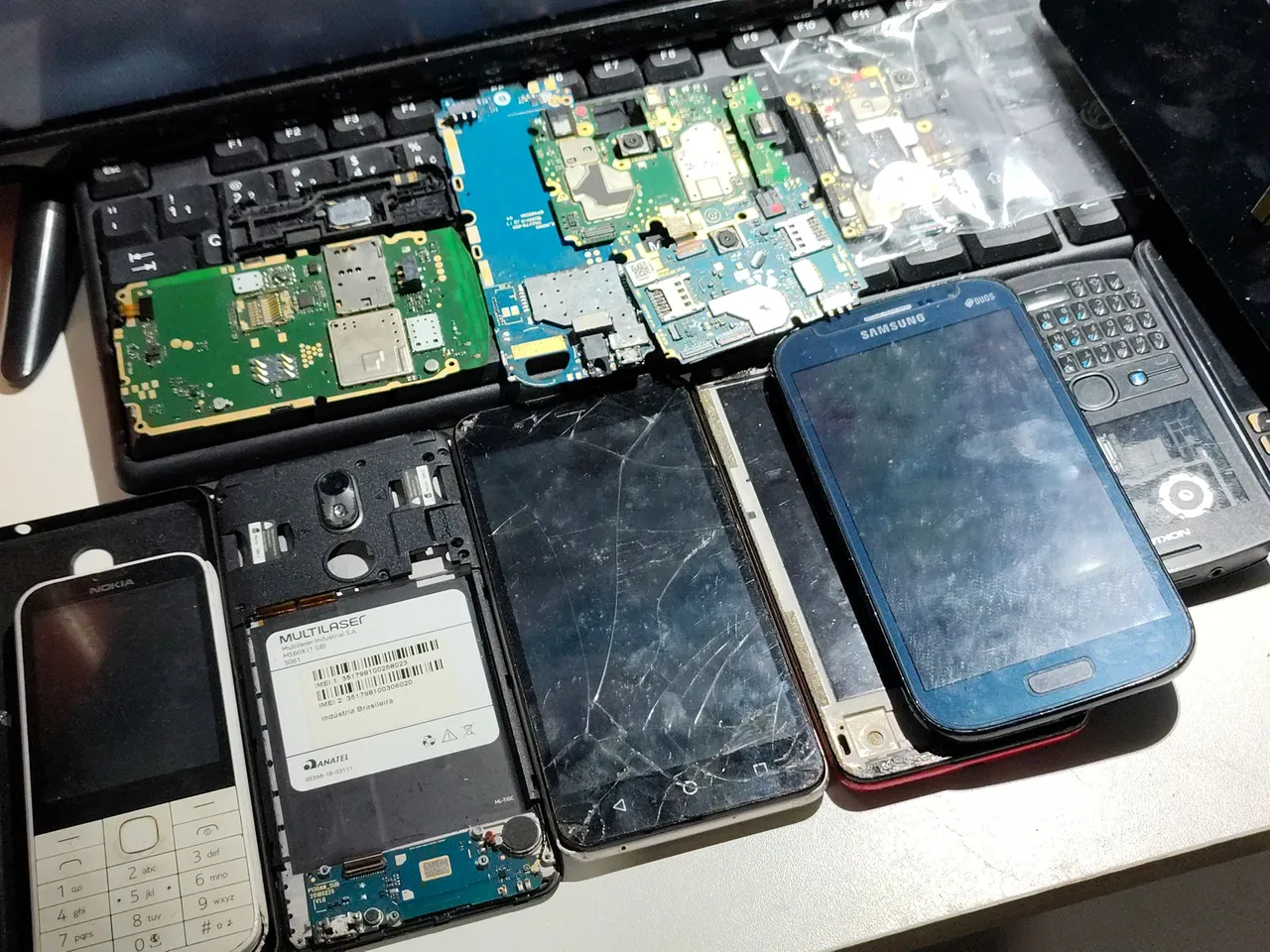 Peças de Celular Diversas - Placas, Telas, Carcaças e Mais!