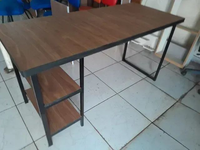 mesa de escritório industrial com 2 prateleiras - frete grátis