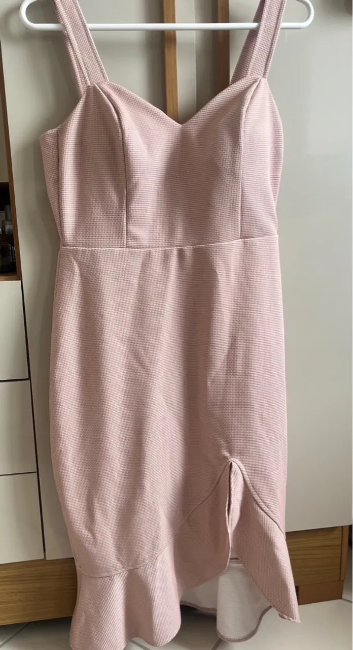 Vestido Rosa com Detalhe na Barra