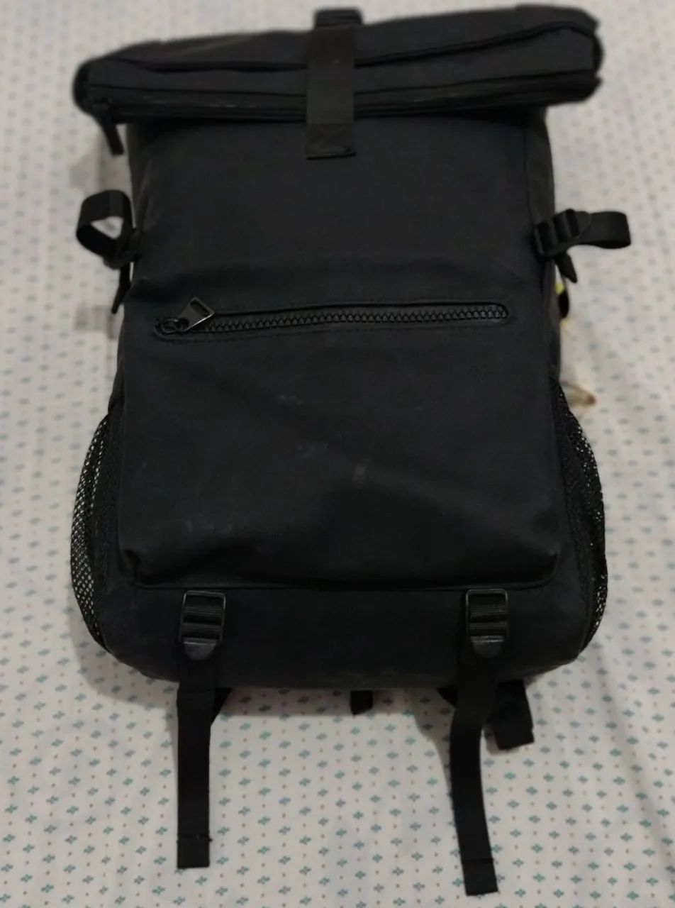 Mochila preta moderna e funcional