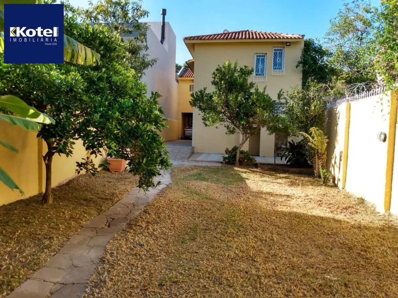 Casa ampla com pátio no Bairro Cristal, com 4 quartos