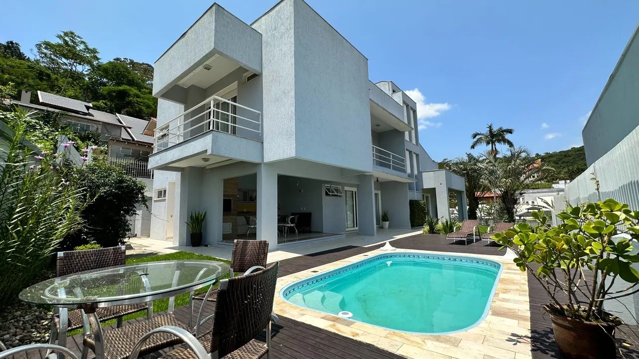 Linda casa a 300 mts da praia de Cabeçudas.
