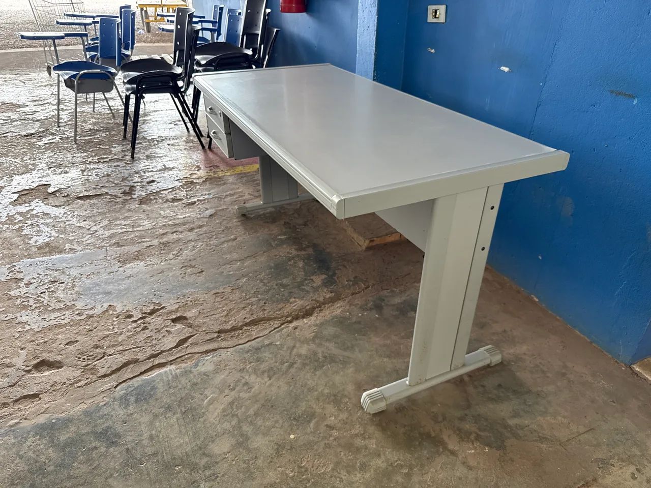 Mesa Cinza com duas Gavetas64385507985410124