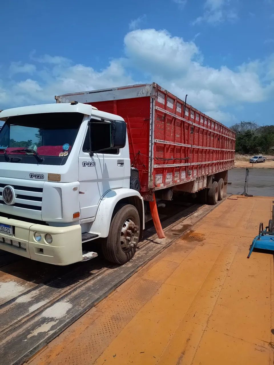 Caminhão boiadeiro Volks 17-210